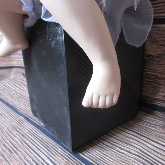 Duck House Heirloom Sitting 14" Desdemona Sitting Doll - Picture 6 of 12